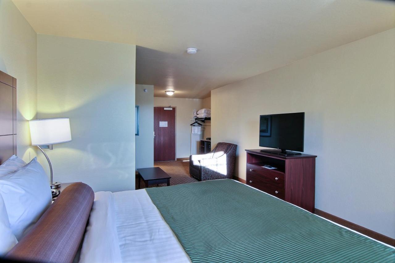 Cobblestone Hotel & Suites - Beulah Exterior photo